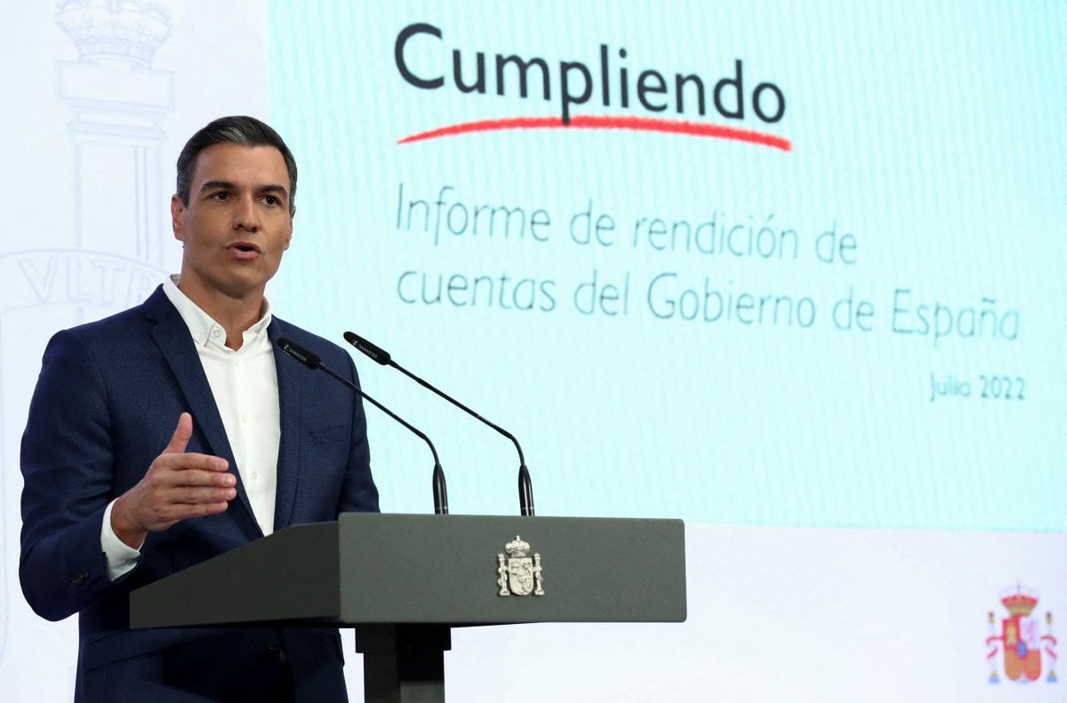 Saving advice from Spanish Prime Minister Sanchez: Don't wear a tie #1