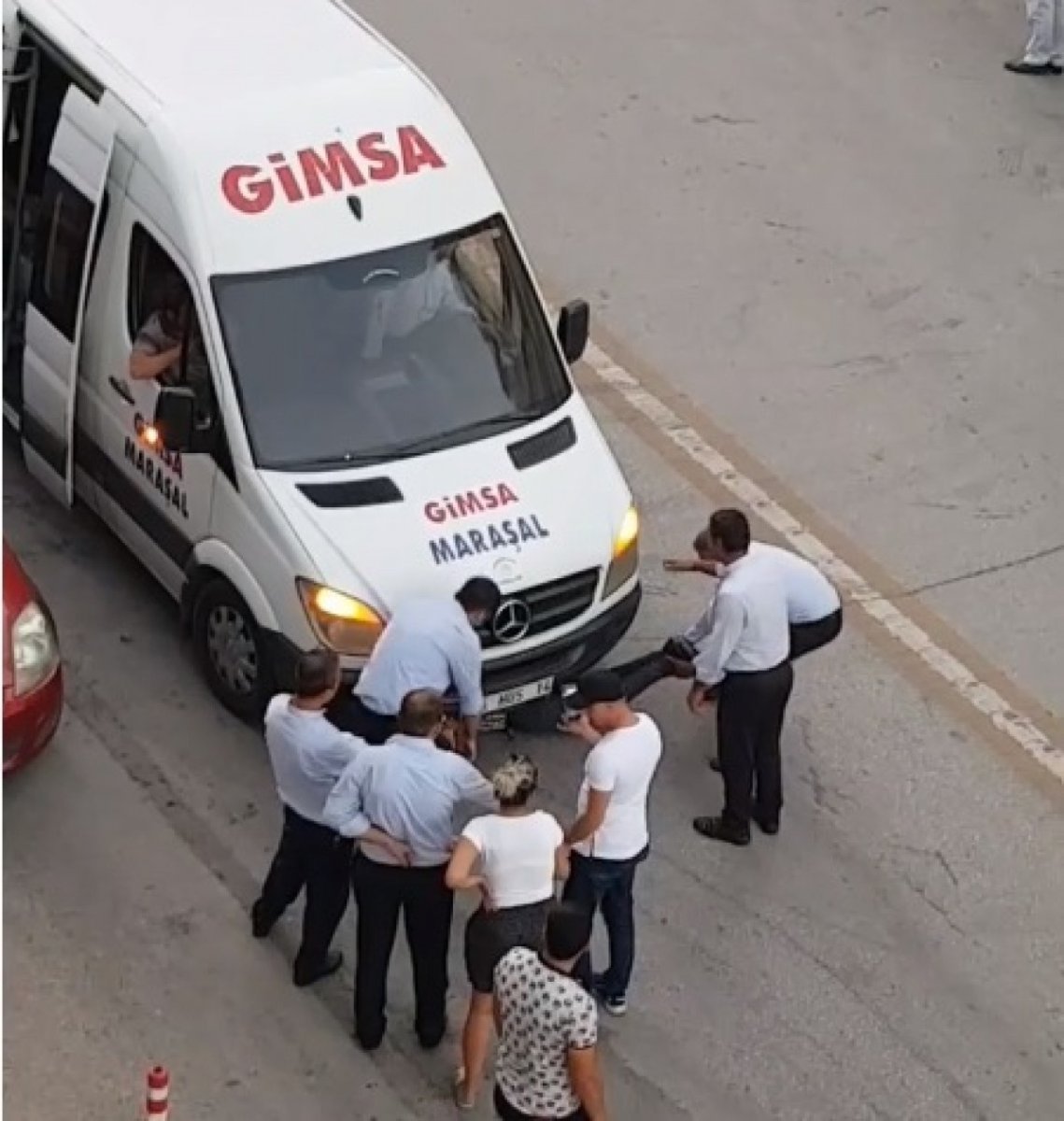 Ankara’da market fişi yüzünden servisten indirilince aracın altına girdi #1