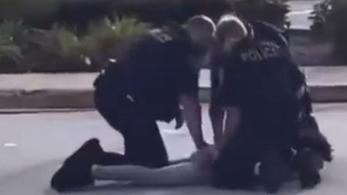ABD’de 17 yaşındaki genç, polisler tarafından defalarca yumruklandı #1