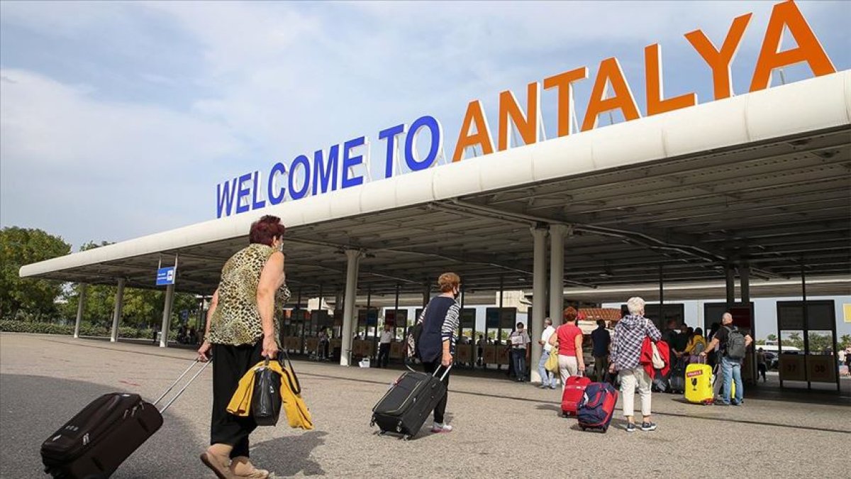 Antalya Havalimanı ndan yeni rekor: Bin 69 uçak inip kalktı #2