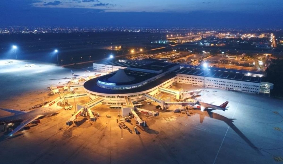 Antalya Havalimanı ndan yeni rekor: Bin 69 uçak inip kalktı #1