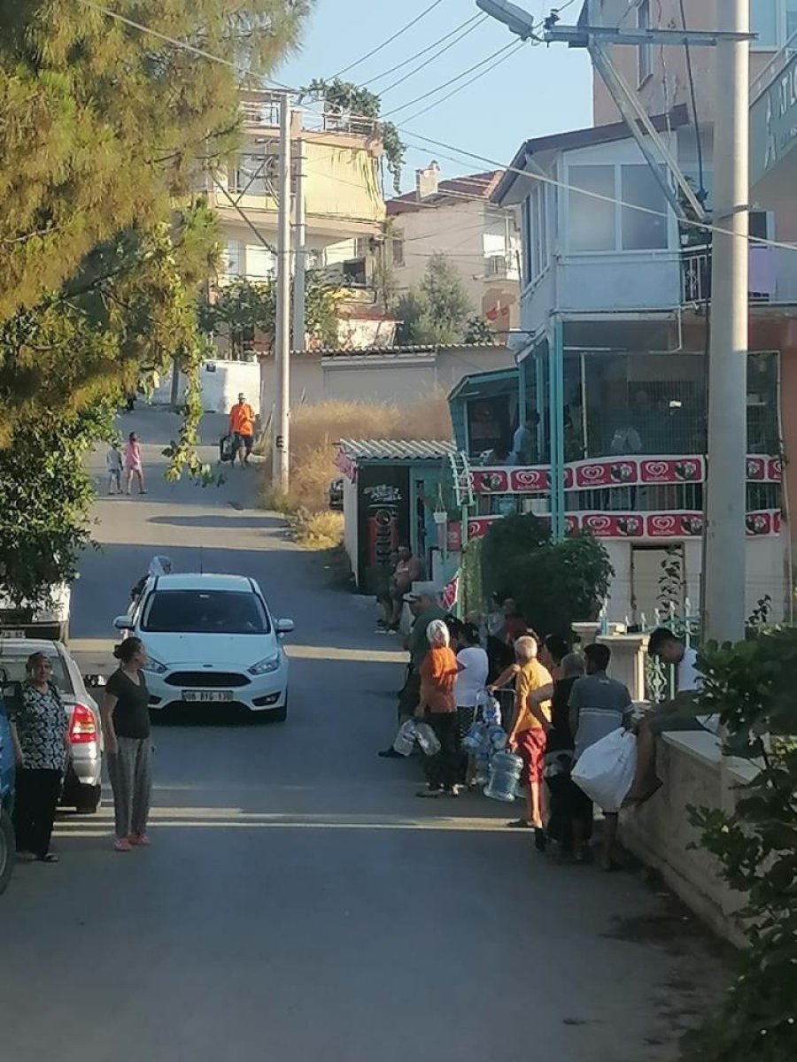 İzmir de vatandaşların su çilesi: Bidonlarla kuyruğa girdiler #2
