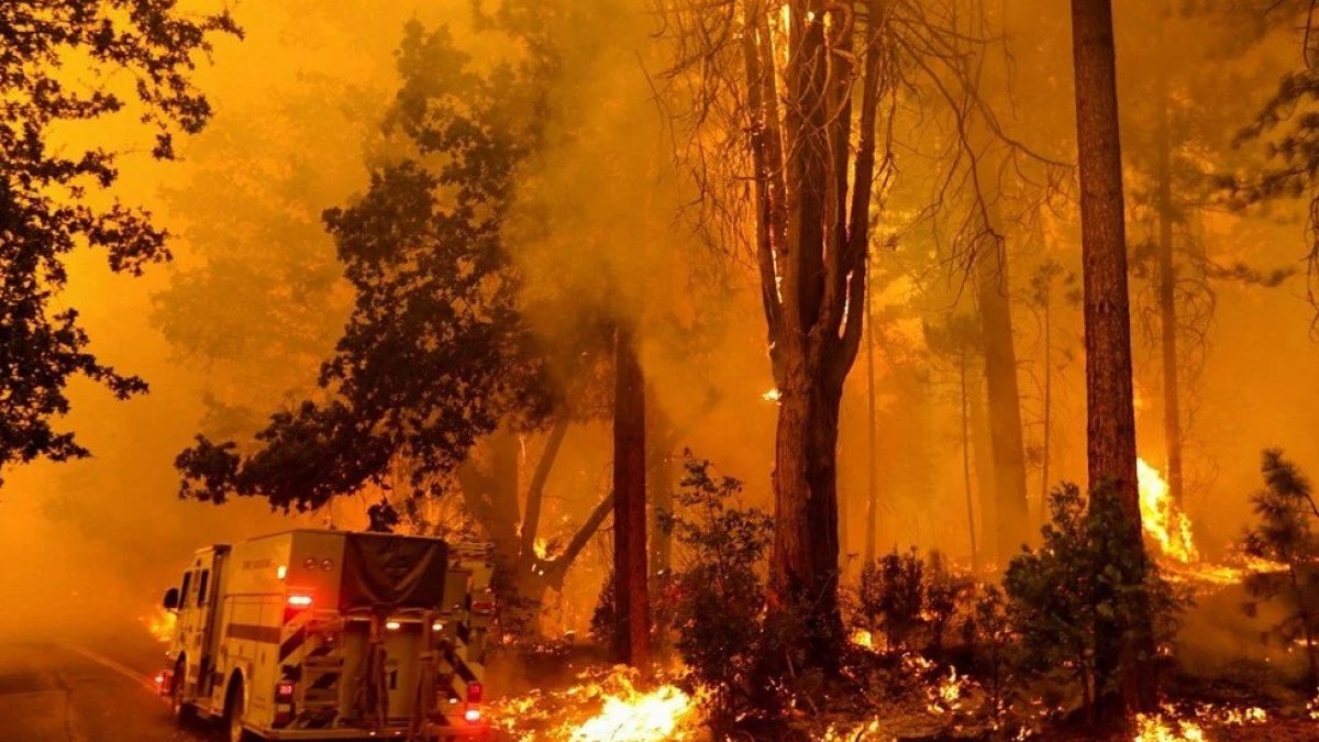 USA battling fires and storm