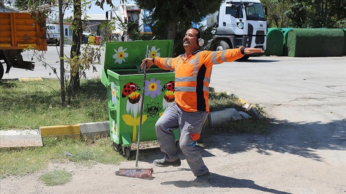 Aksaray daki temizlik işçisi, dans ederek işini yapıyor #2
