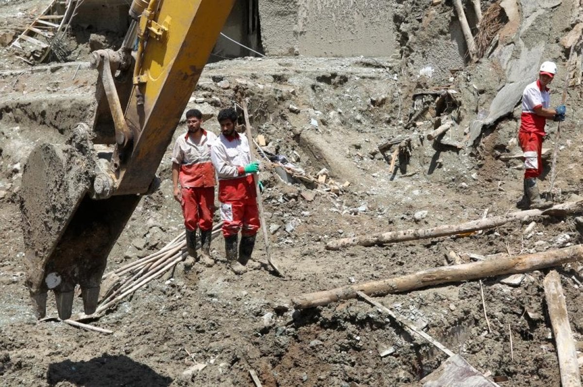 İran’daki sel felaketinde can kaybı 69’a yükseldi #5