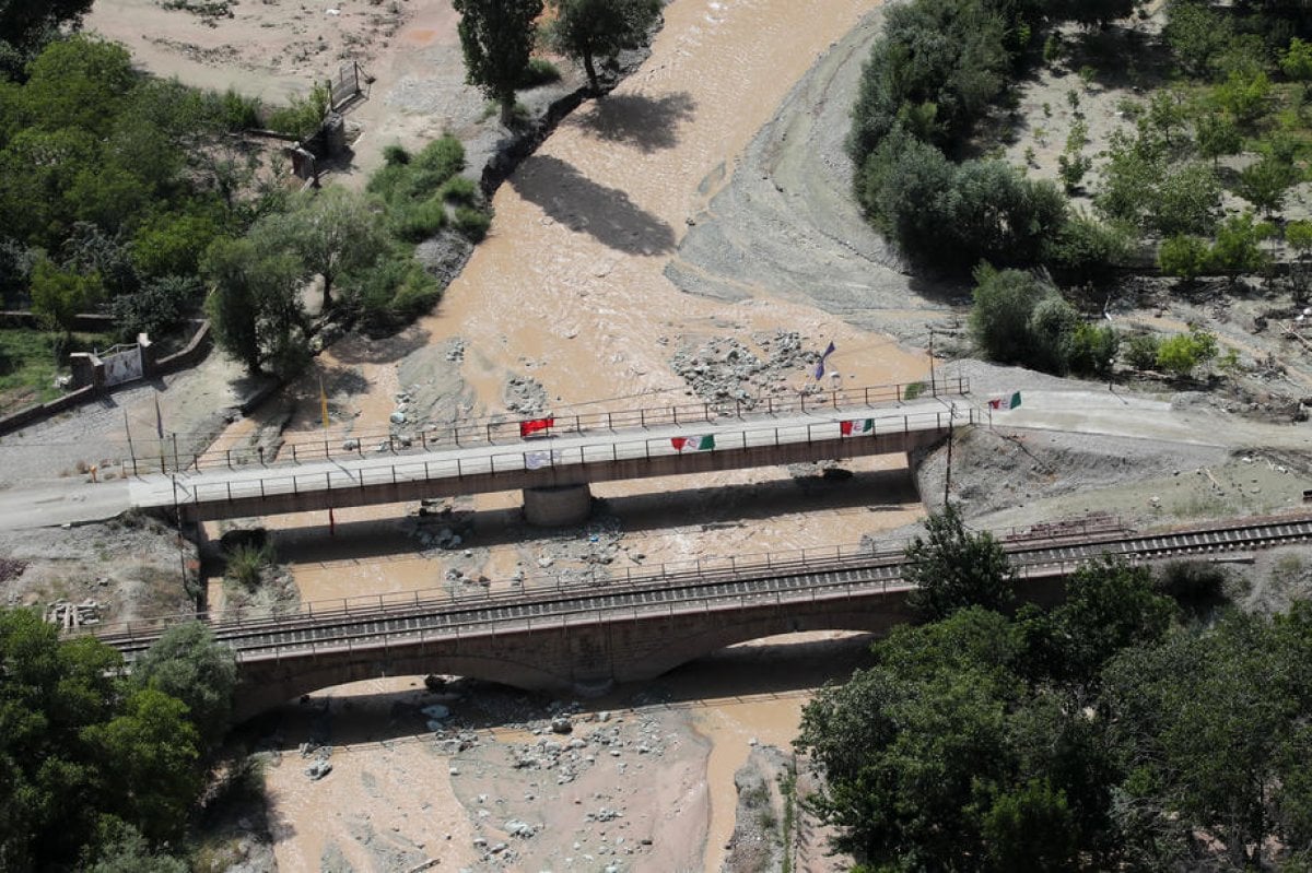 İran’daki sel felaketinde can kaybı 69’a yükseldi #2