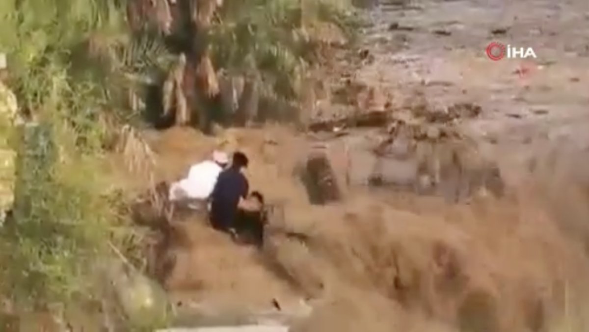 Life market in flood waters in Oman #2