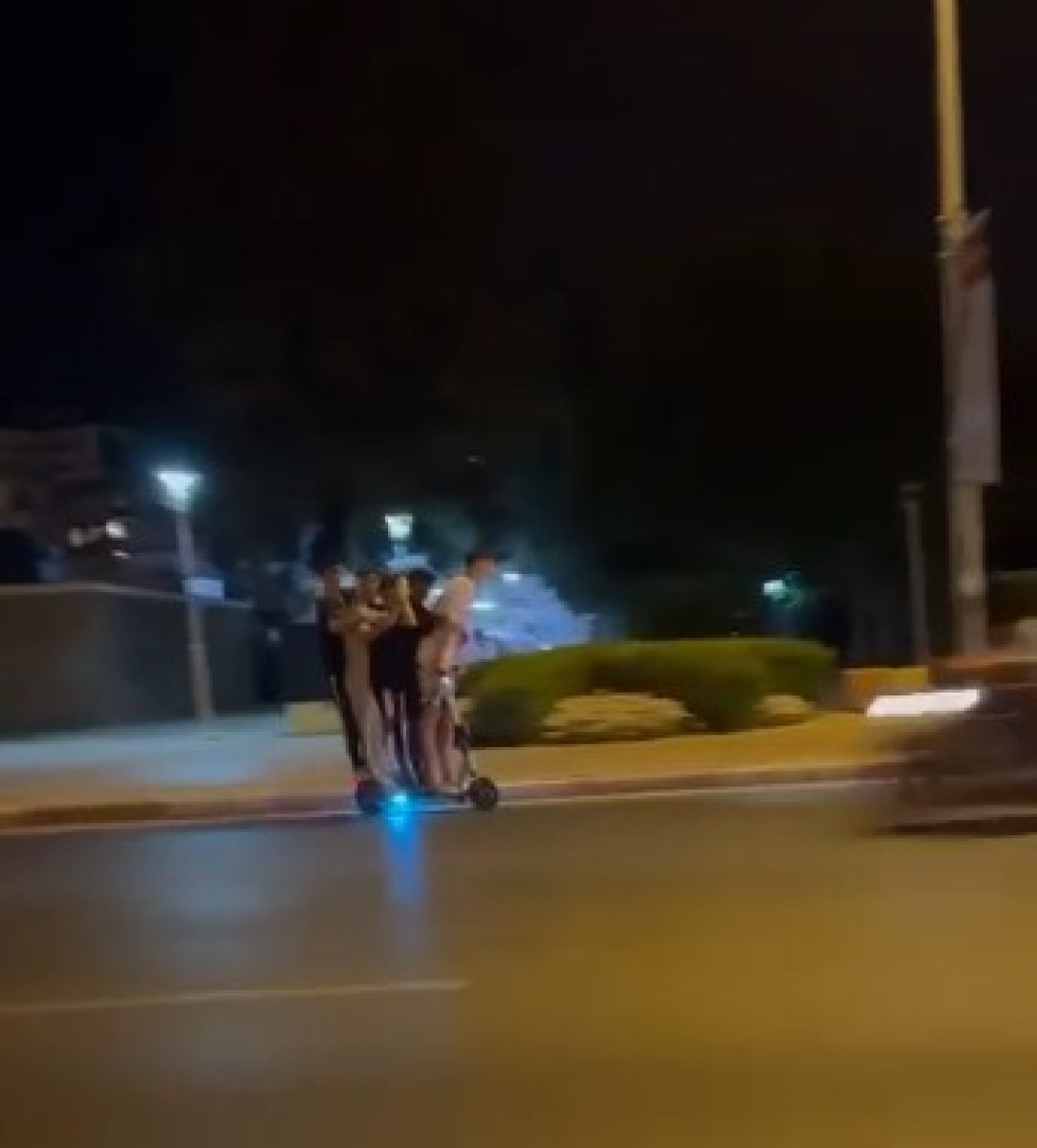 Antalya’da 5 kişi aynı elektrikli scootera bindi #1