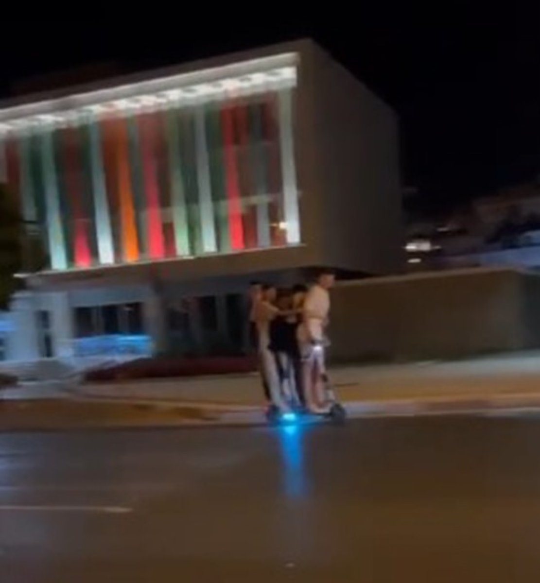 Antalya’da 5 kişi aynı elektrikli scootera bindi #2