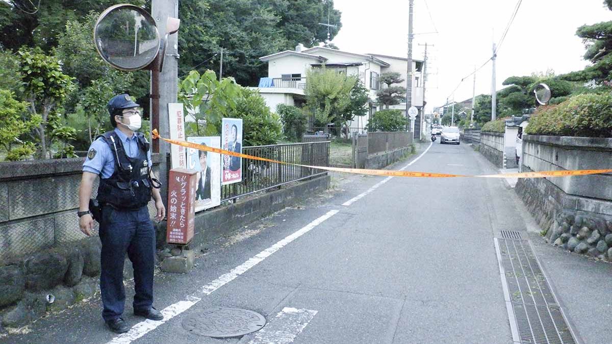 Attacked a man walking on the road with a sword in Japan
