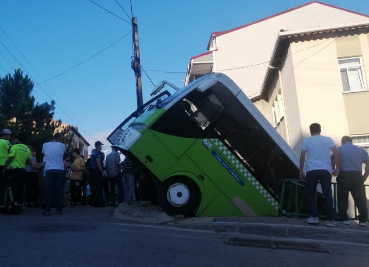 Kocaeli de içinde yolcu olan otobüs 5 metre yükselikten düştü #4