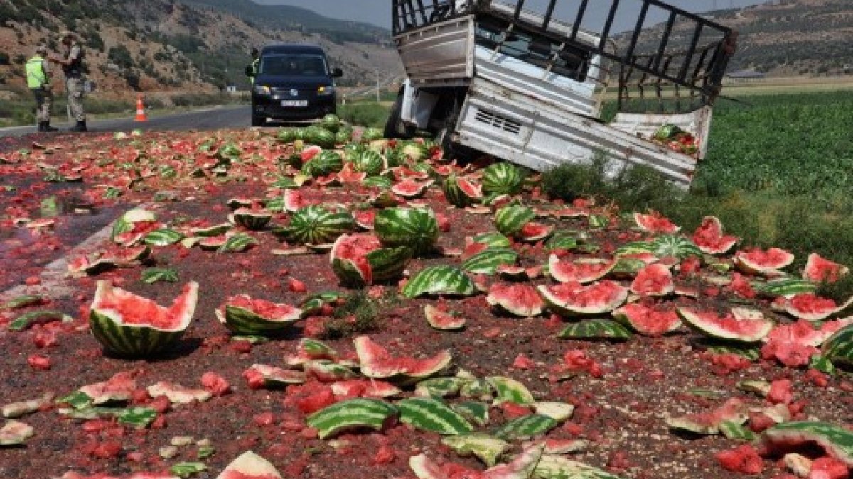 Gaziantep'te lastiği patlayan kamyonetteki 3 ton karpuz yola döküldü