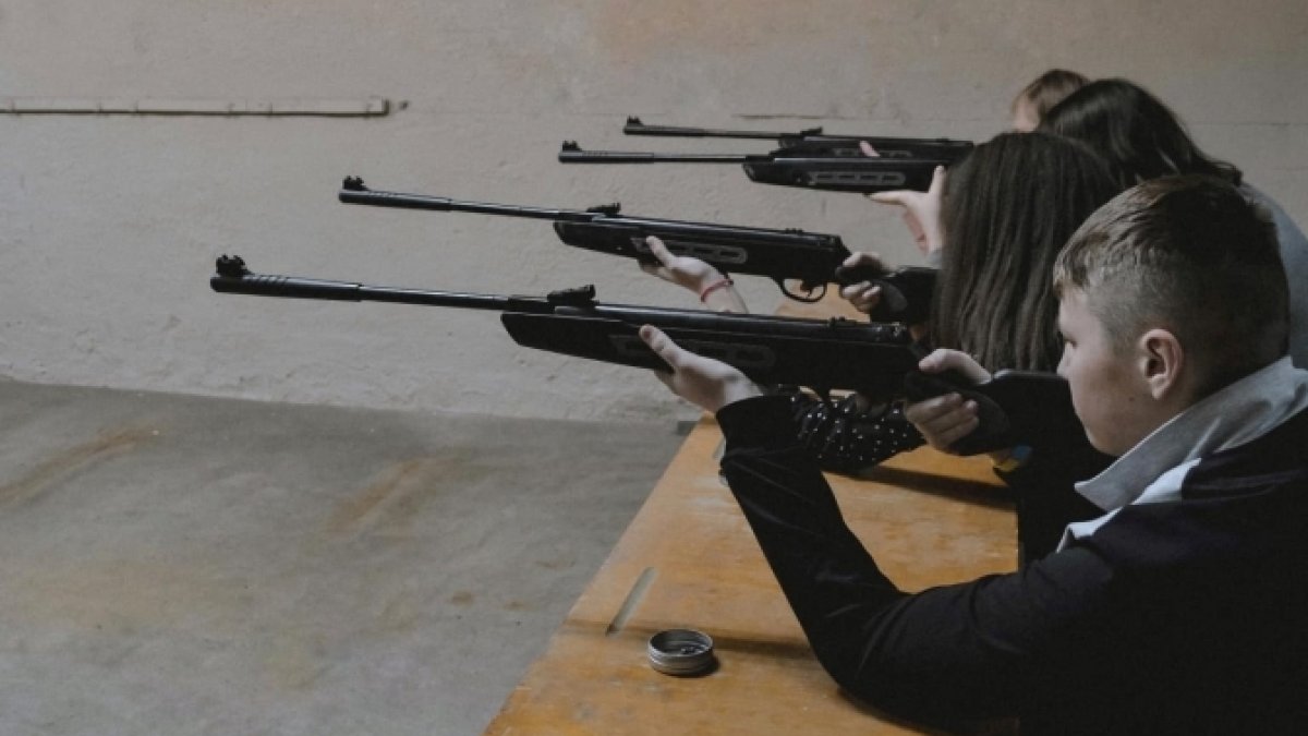Weapons training for Ukrainian children at school