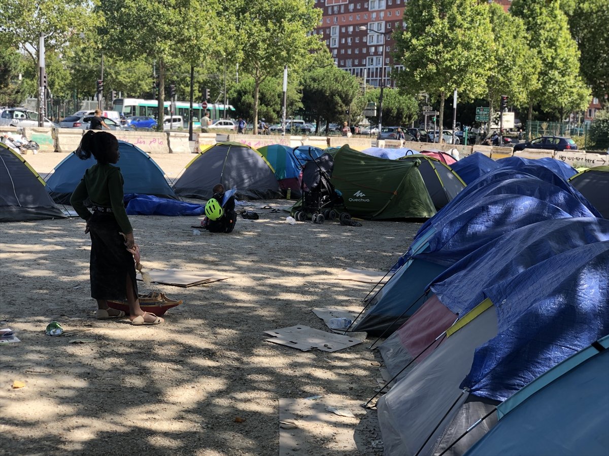 Homeless people living in tents in scorching heat in France #5