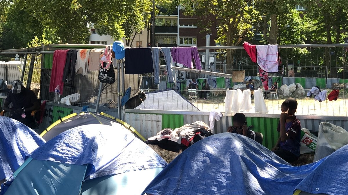 Homeless people living in tents in scorching heat in France #4