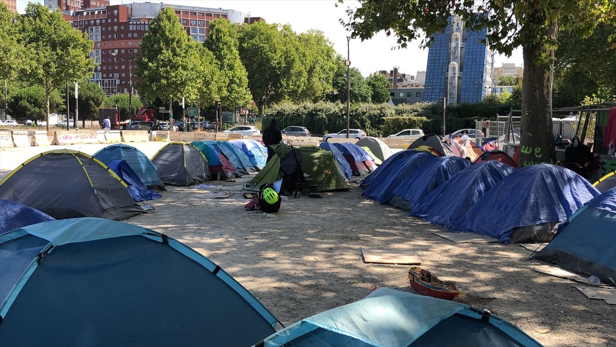 Homeless people living in tents in scorching heat in France #2