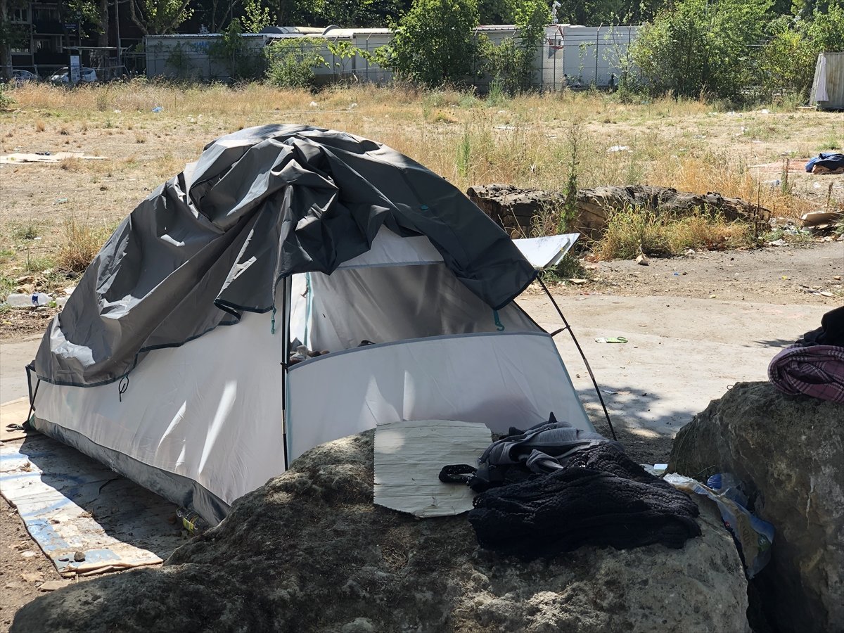 Homeless people living in tents in scorching heat in France #7