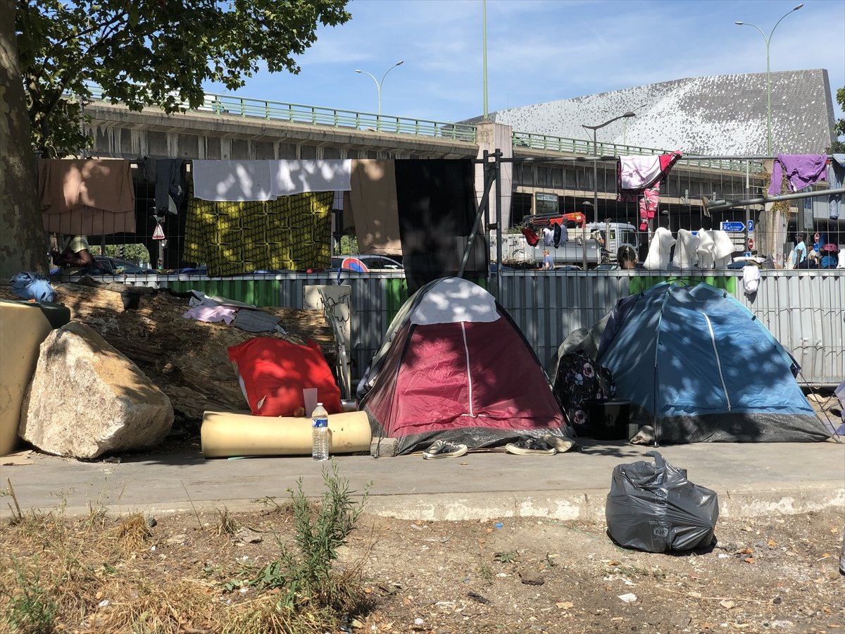 Homeless people living in tents in scorching heat in France #9