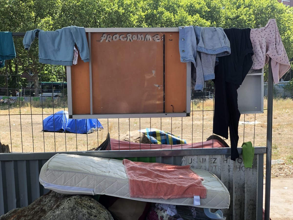 Homeless people living in tents in scorching heat in France #6