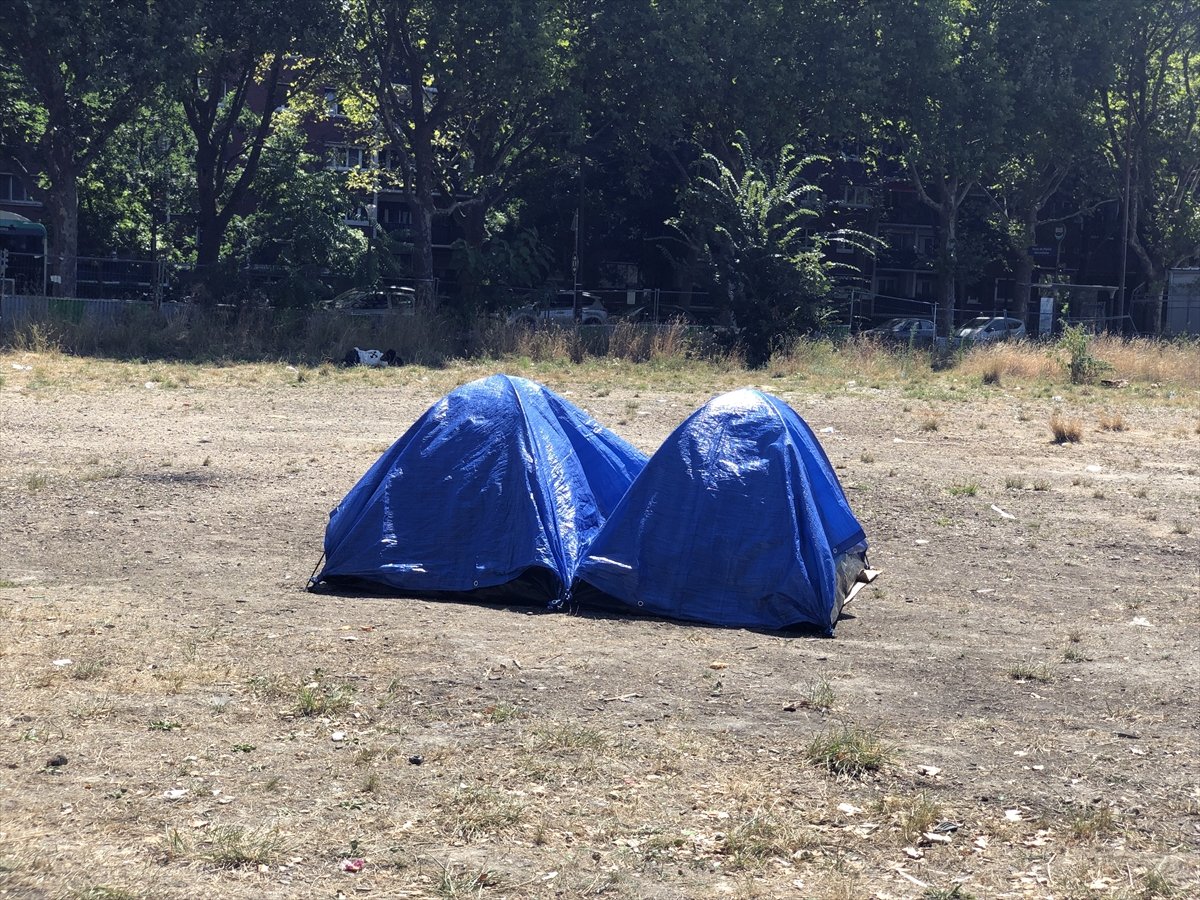 Homeless people living in tents in scorching heat in France #8