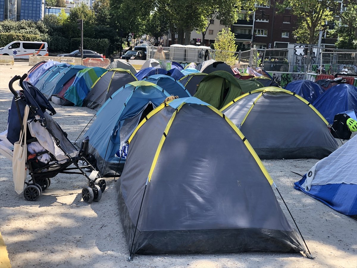 Homeless people living in tents in scorching heat in France #12