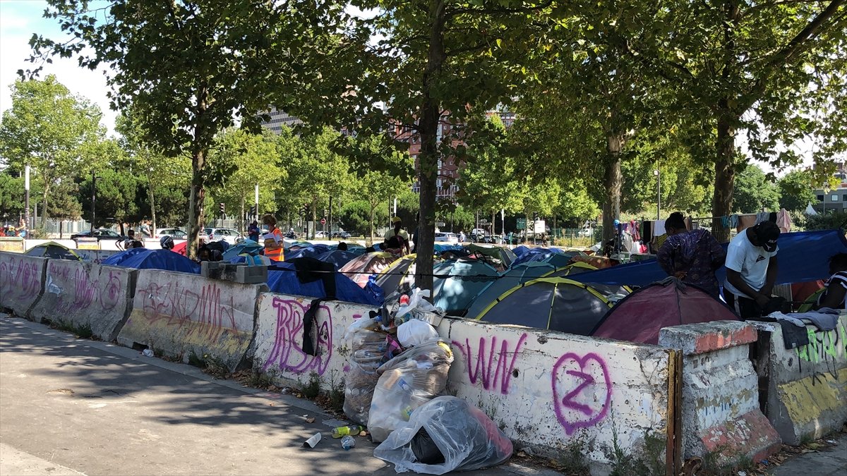 Homeless people living in tents in scorching heat in France #10