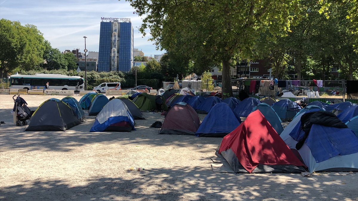 Homeless people living in tents in scorching heat in France #11