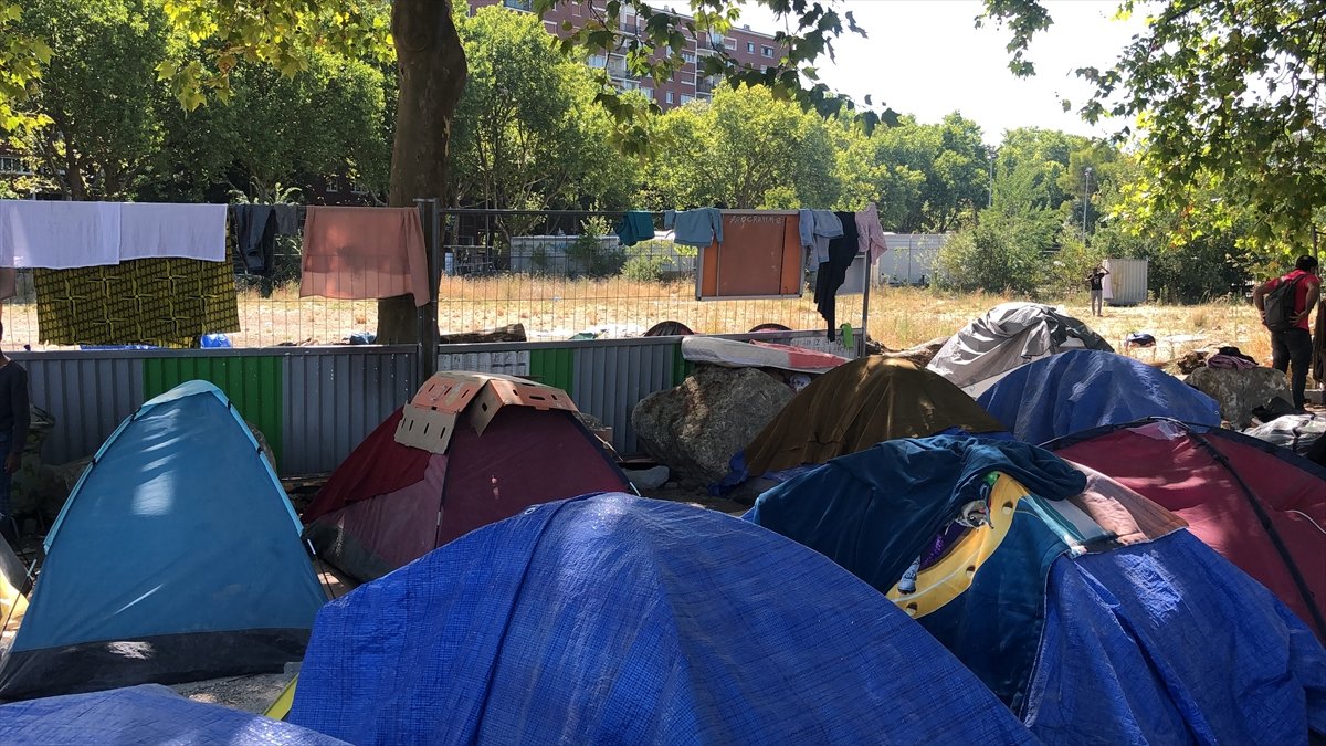 Homeless people living in tents in scorching heat in France #3