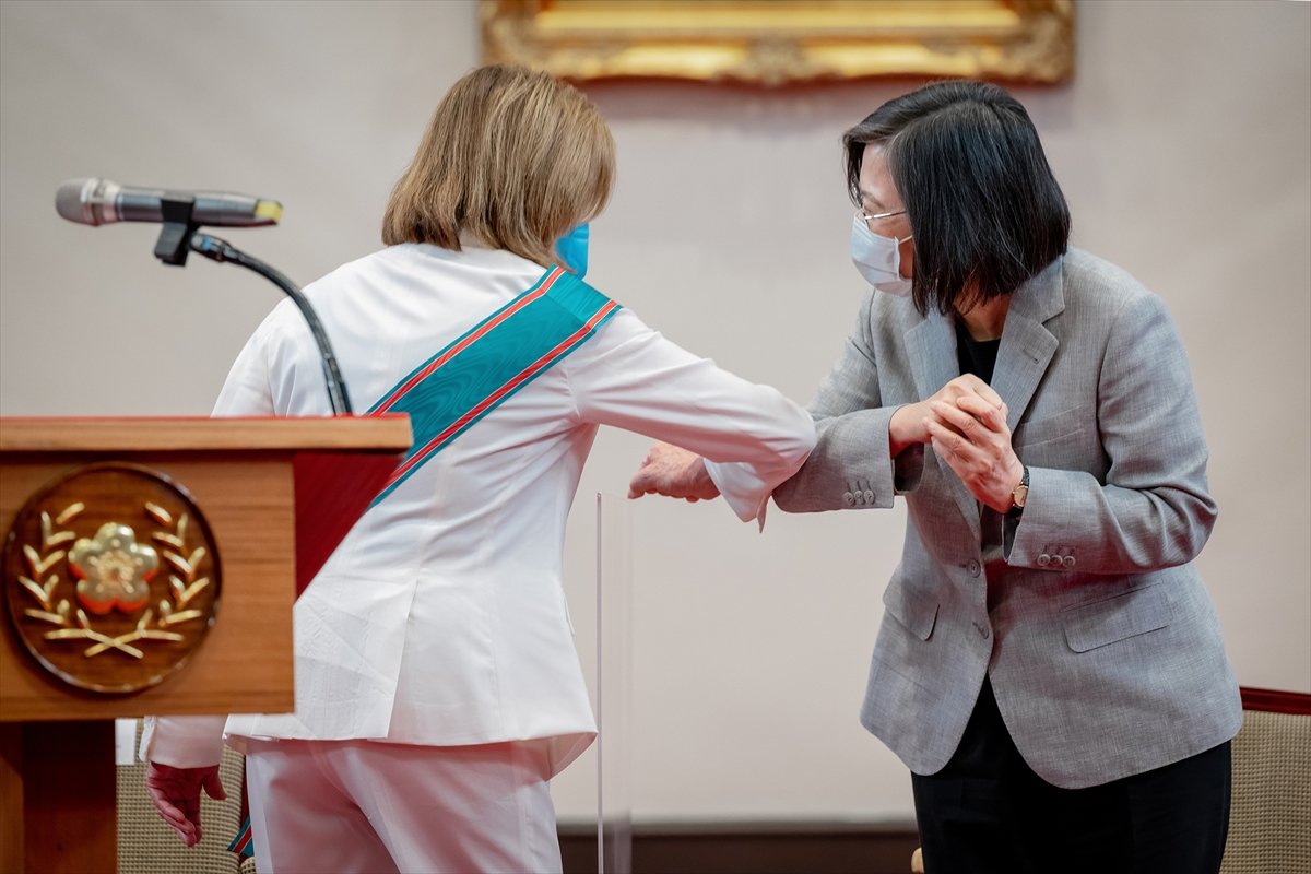 Tayvan, Pelosi ye şeref madalyası verdi #3