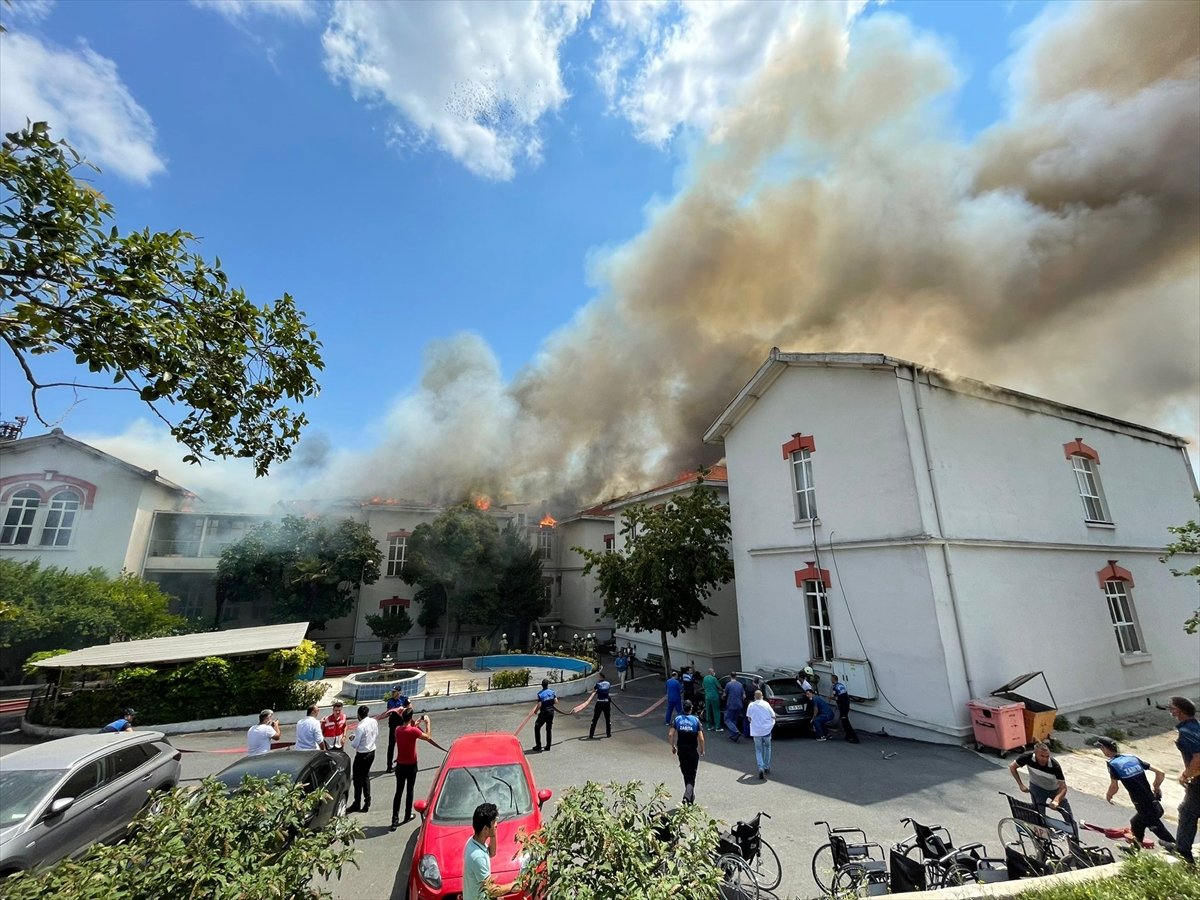 İstanbul da Balıklı Rum Hastanesi nde yangın çıktı #1