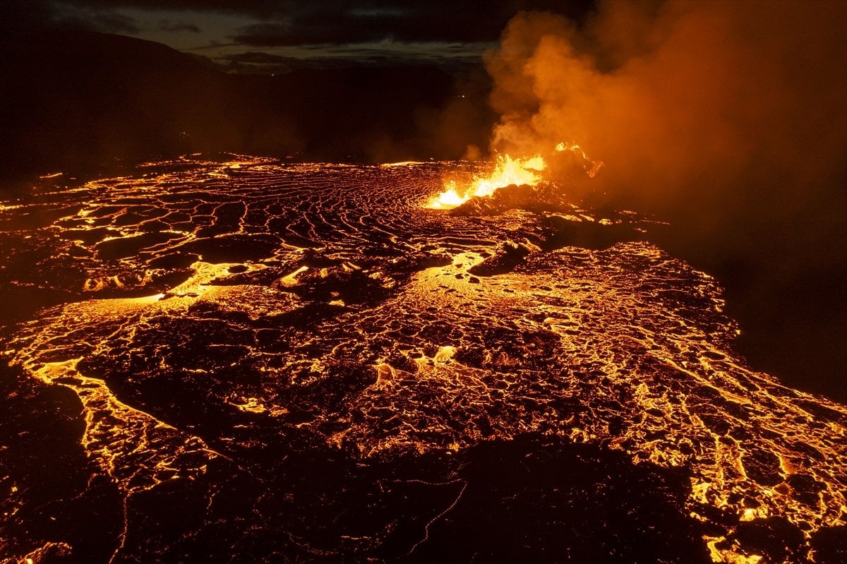 İzlanda da yanardağ patladı #1