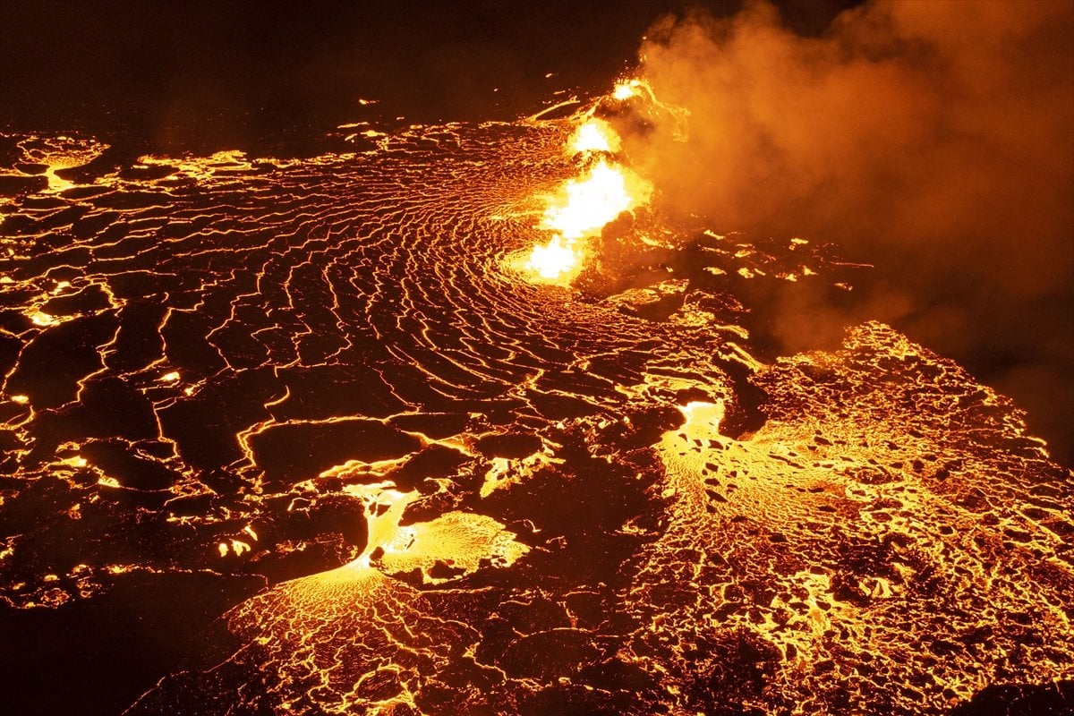 İzlanda da yanardağ patladı #2