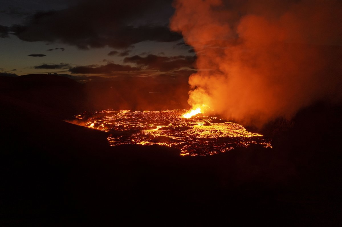 İzlanda da yanardağ patladı #5