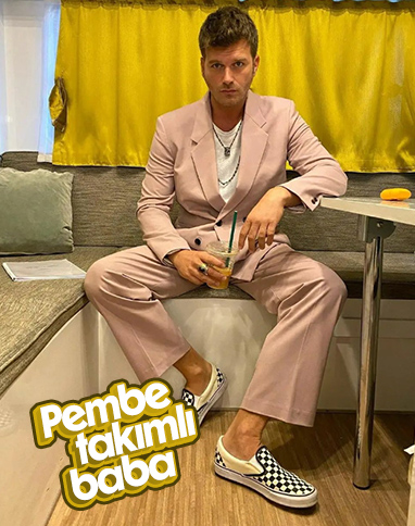 K�van� Tatl�tu� pembe tak�m elbise giydi