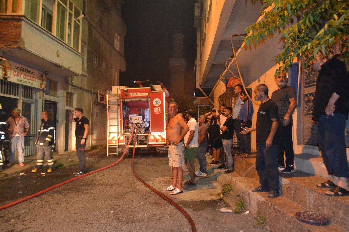 Tekirdağ da gece yarısı çıkan yangın mahalleliyi korkuttu #1