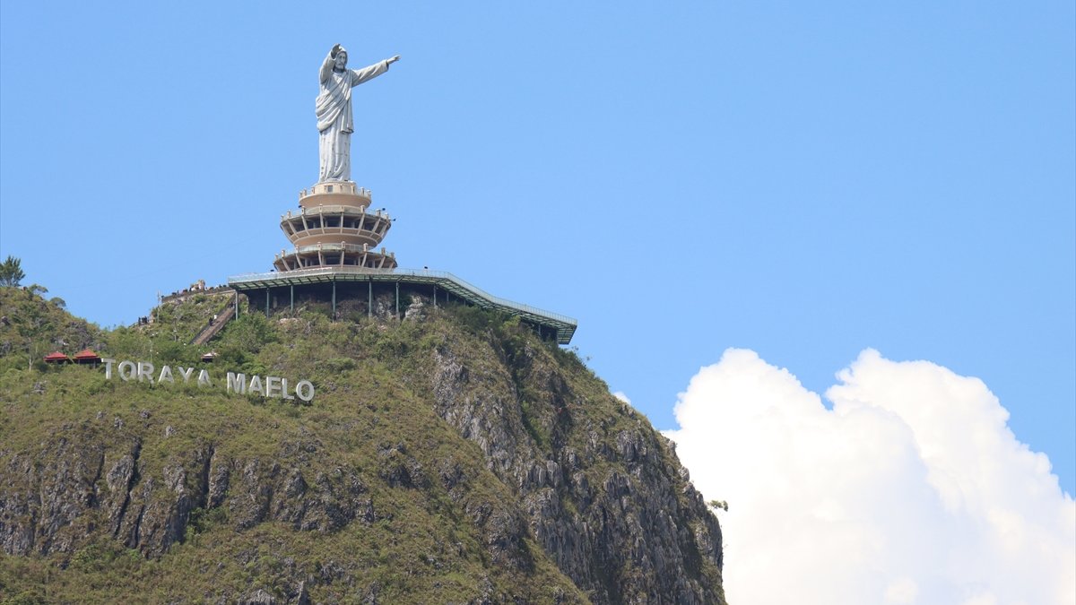 The world’s largest St.  Jesus statue displayed