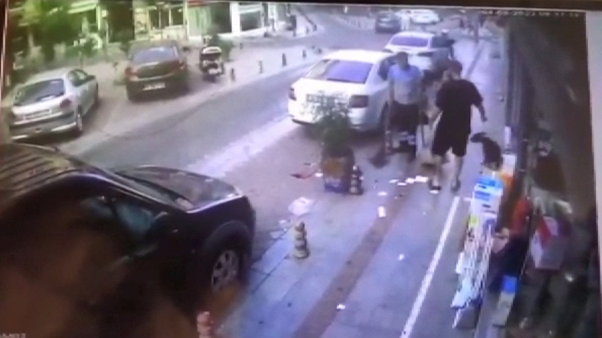 Kadıköy de ‘köpeğe toz geldi’ diyerek temizlik işçisini dövdü #1