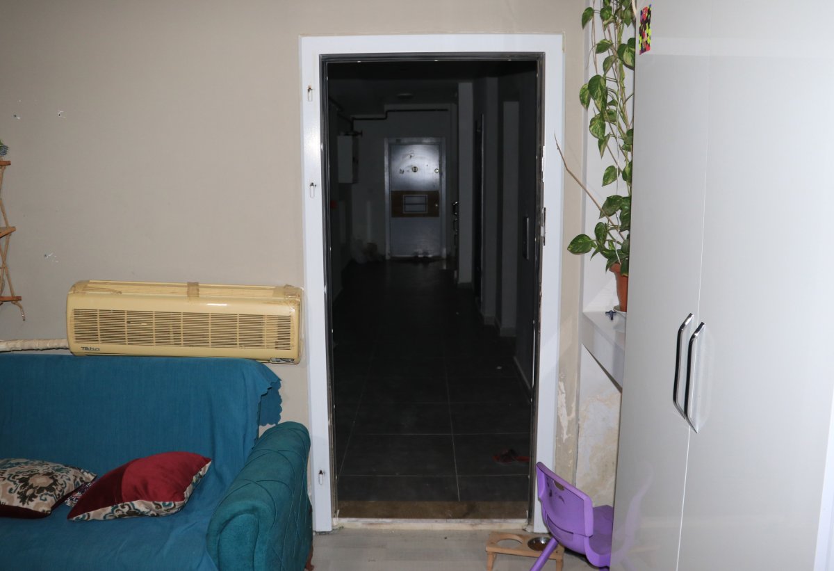 Adana da ev sahibi, kirayı geciktiren vatandaşın kapısını söktü #1