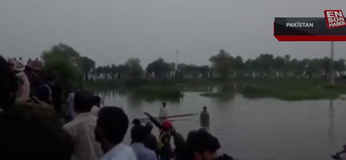 Pakistan da yolcu otobüsü göle düştü: 8 ölü, 30 yaralı #1