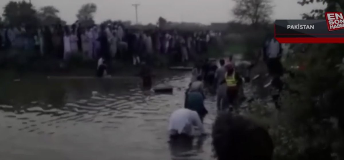 Pakistan da yolcu otobüsü göle düştü: 8 ölü, 30 yaralı #3