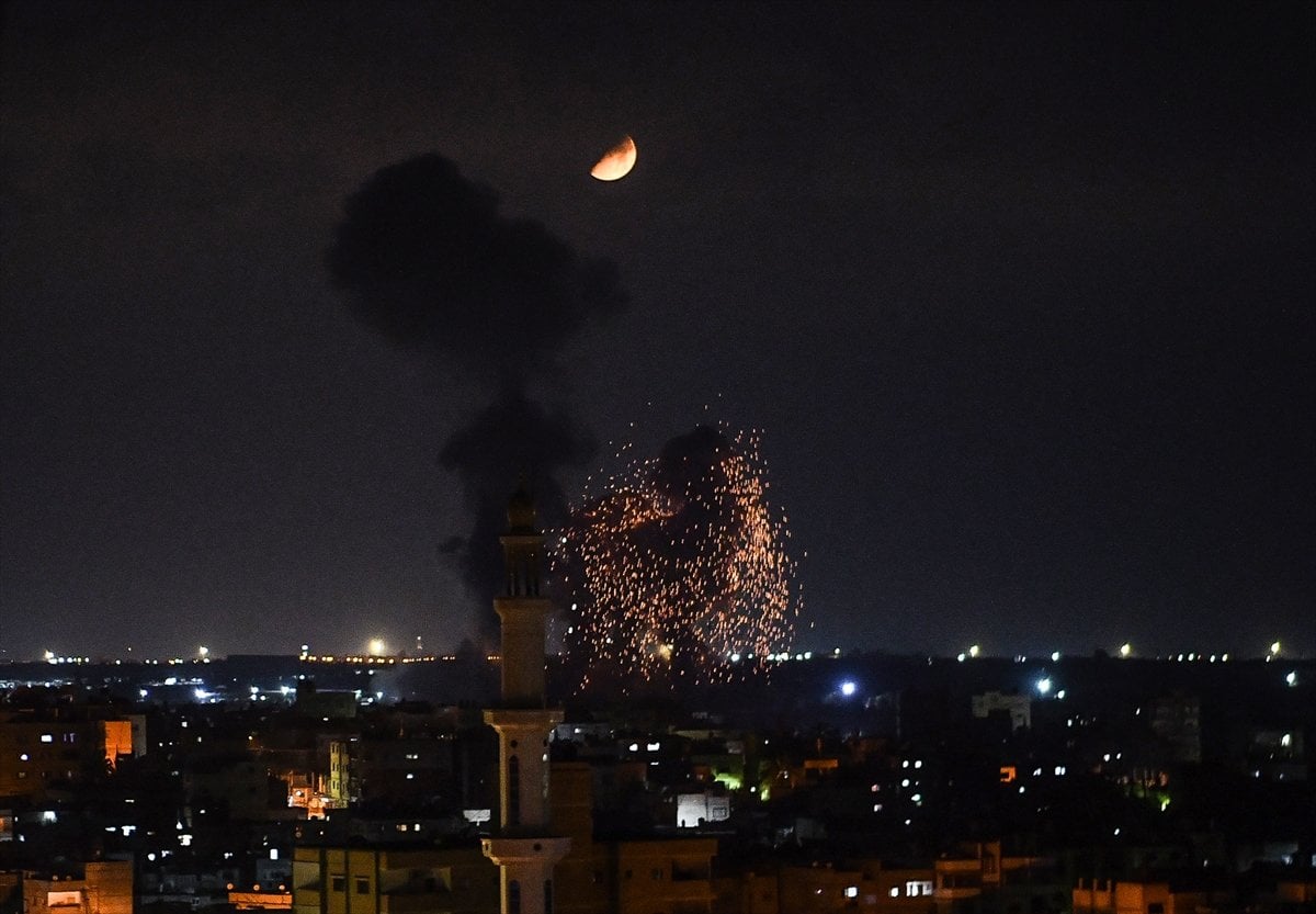İsrail, abluka altındaki Gazze Şeridi ni bombaladı #6