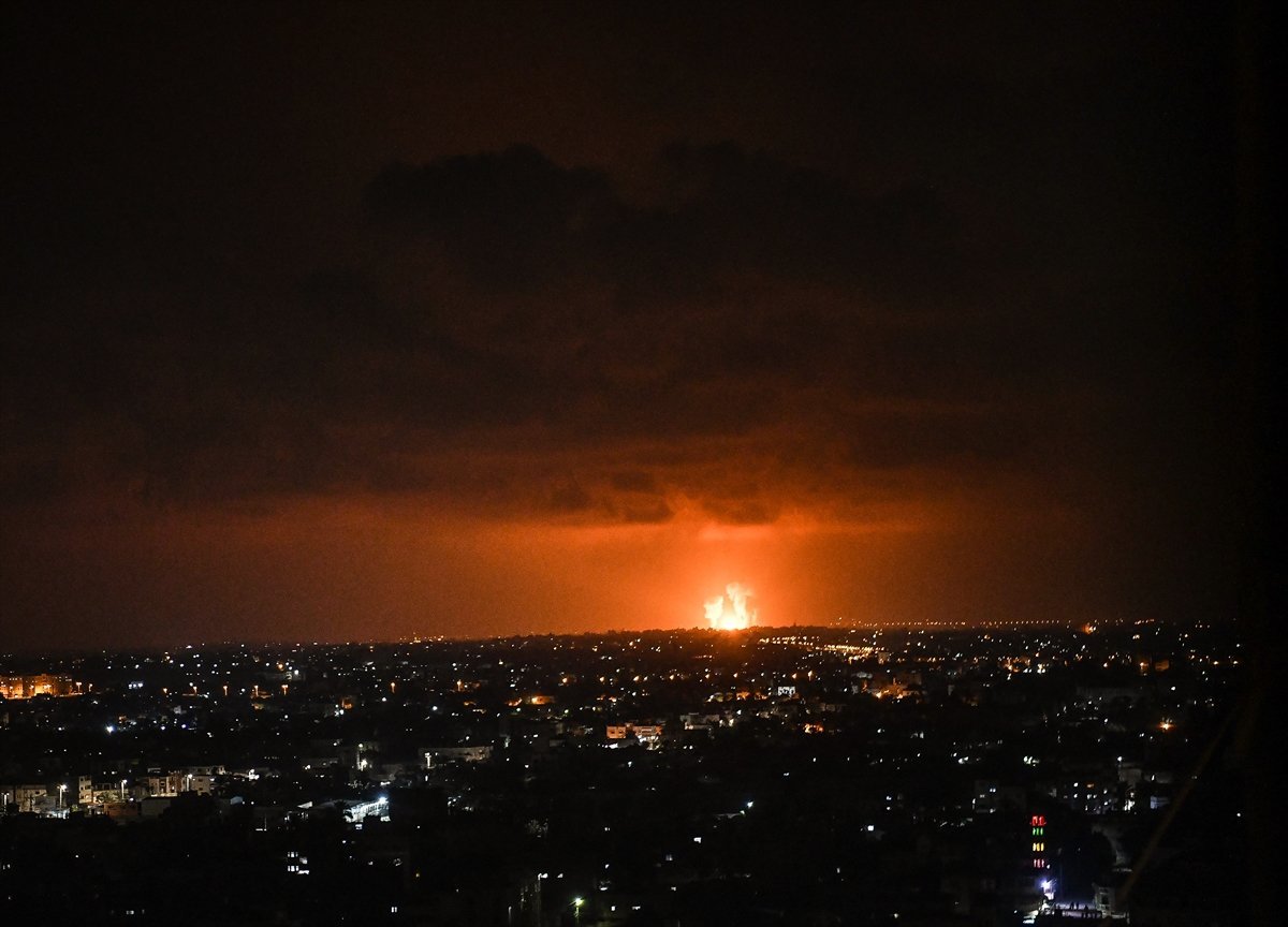 İsrail, abluka altındaki Gazze Şeridi ni bombaladı #2