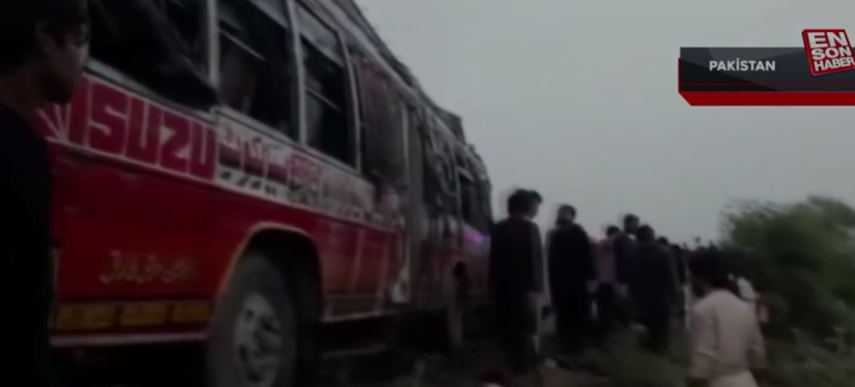 Pakistan da yolcu otobüsü göle düştü: 8 ölü, 30 yaralı #2