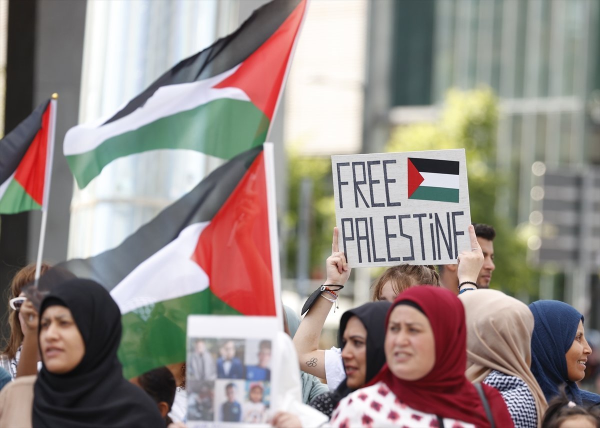 Almanya da İsrail’in saldırısı altındaki Gazze için dayanışma gösterisi yapıldı #1