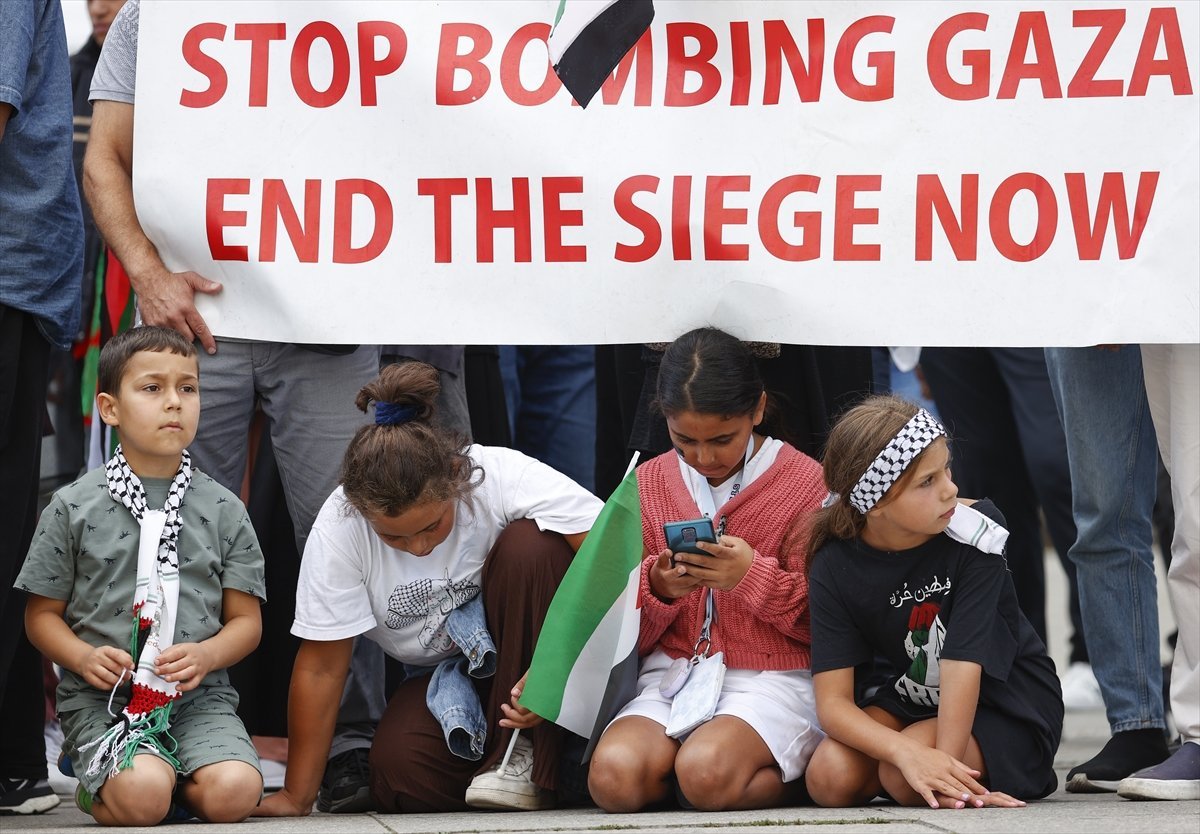 Almanya da İsrail’in saldırısı altındaki Gazze için dayanışma gösterisi yapıldı #3