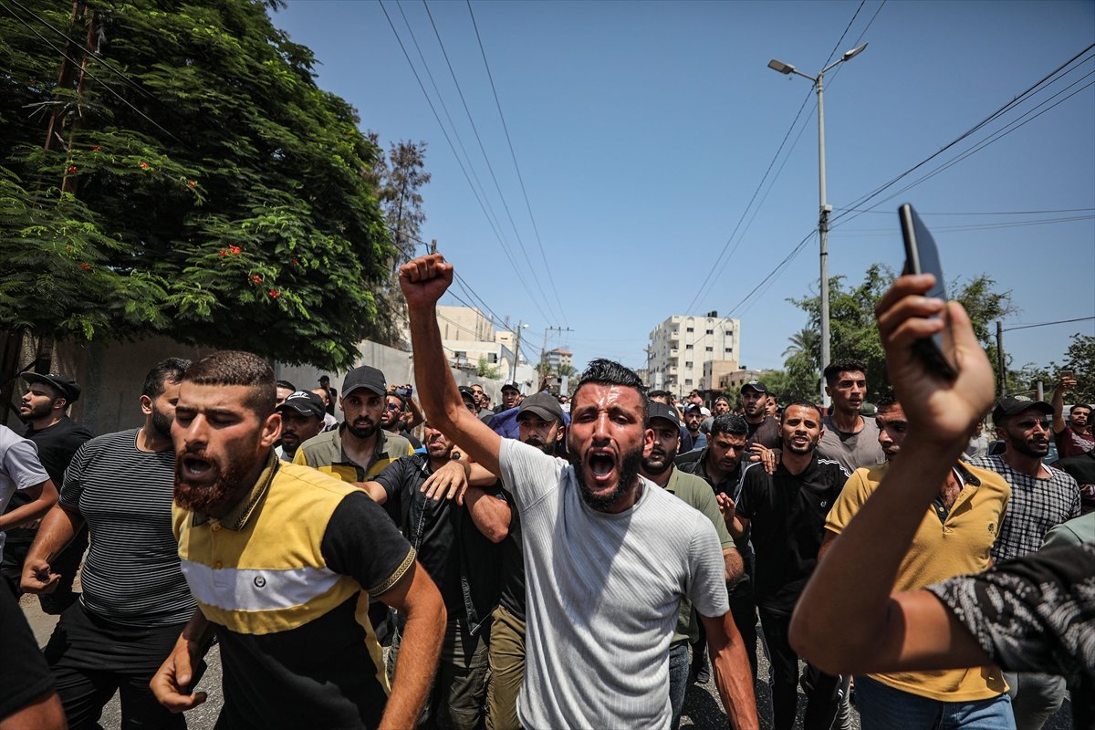 İsrail in şehit ettiği 15 Filistinli gözyaşları içinde toprağa verildi #5