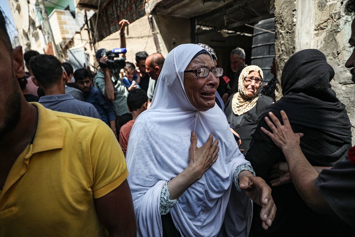 İsrail in şehit ettiği 15 Filistinli gözyaşları içinde toprağa verildi #8