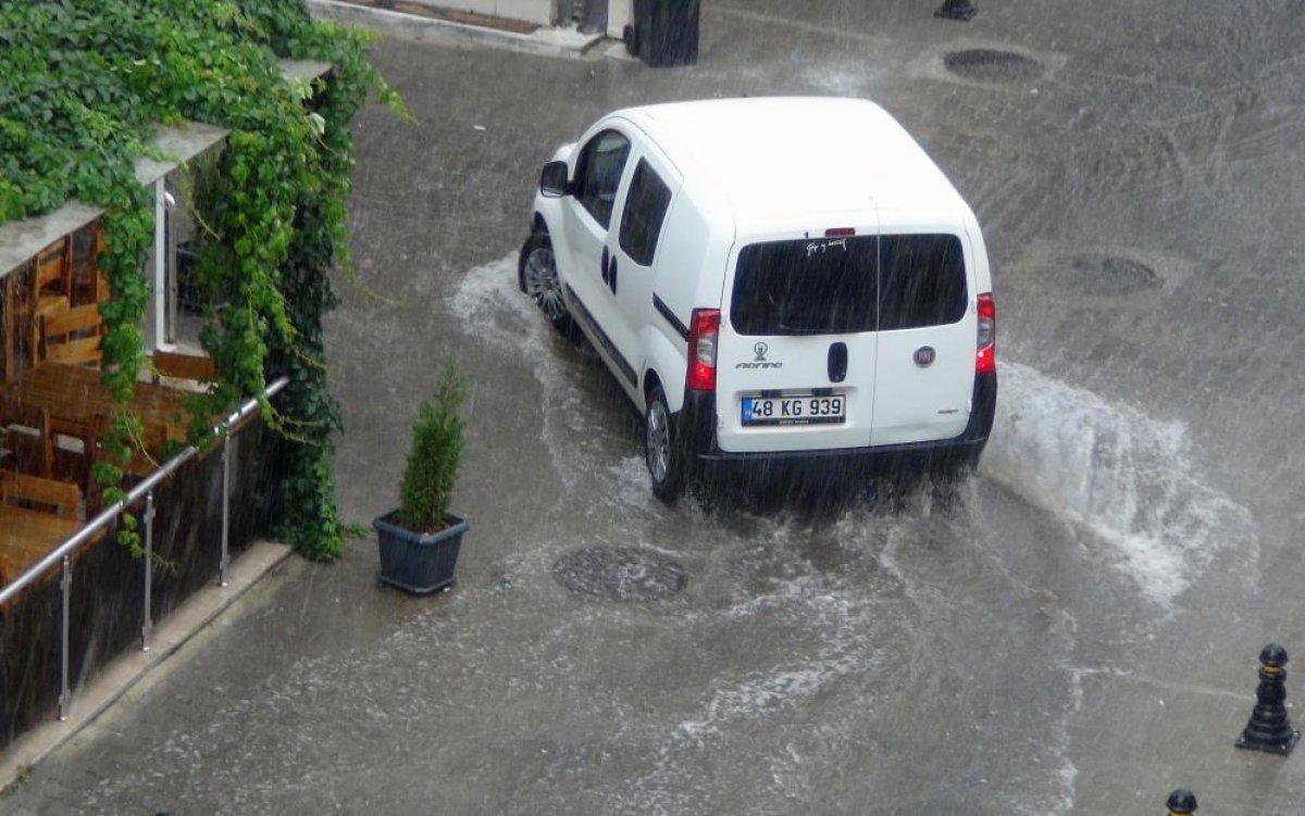 Muğla da ağustos yağmuru fırtınaya neden oldu #2