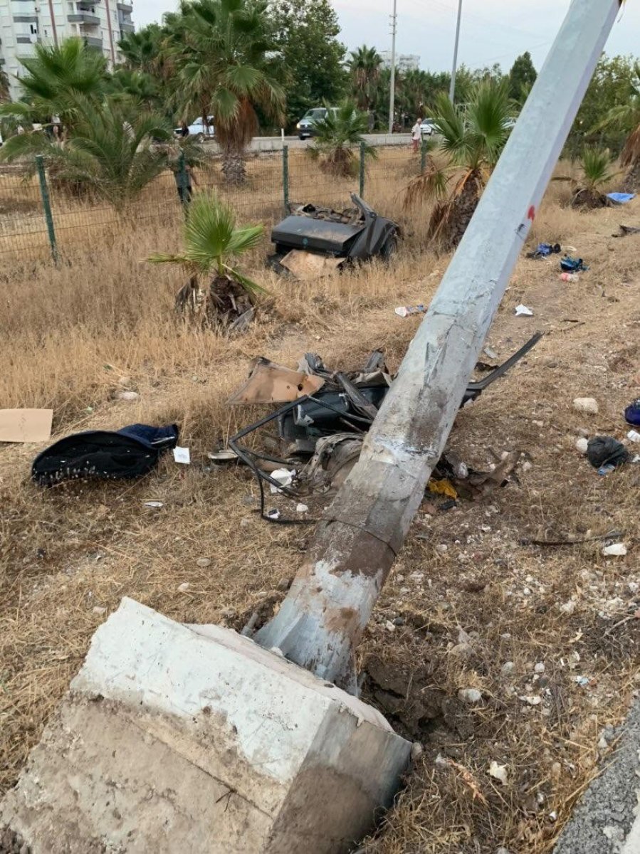 Antalya da kaza yapan otomobil ikiye bölündü: 2 ölü #2