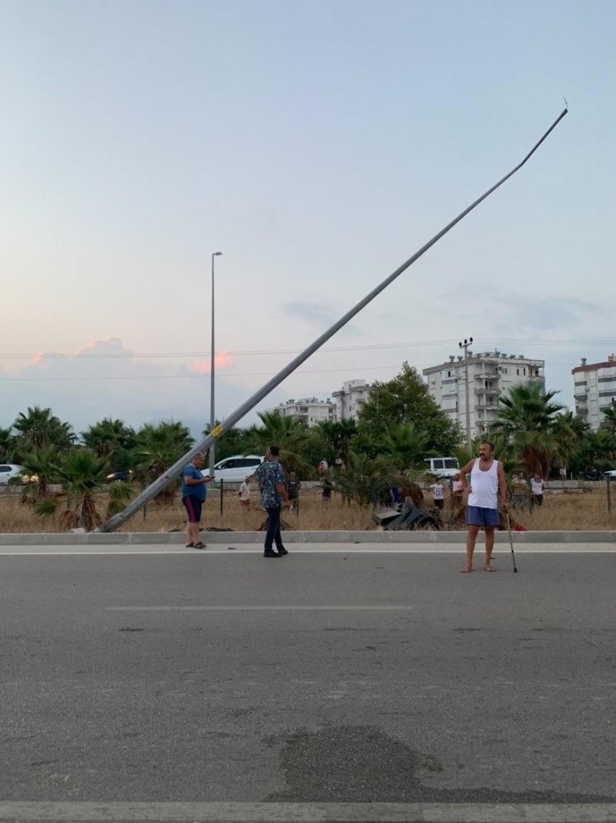Antalya da kaza yapan otomobil ikiye bölündü: 2 ölü #3